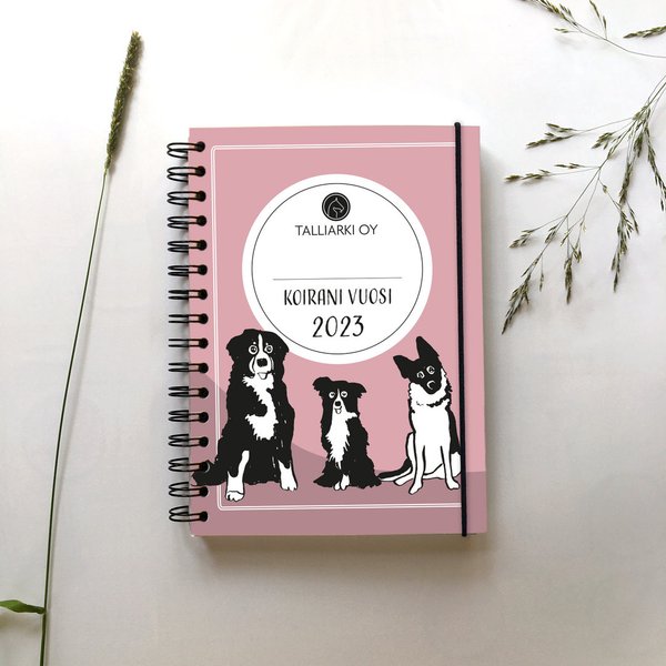 ENNAKKOMYYNNISSÄ – Koirani vuosi 2024 -kalenteri ROSA KANSI